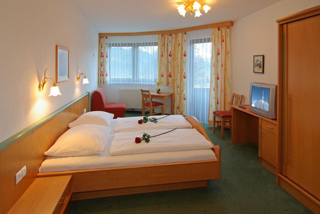Hotel Garni Romantik Fuegen Room photo